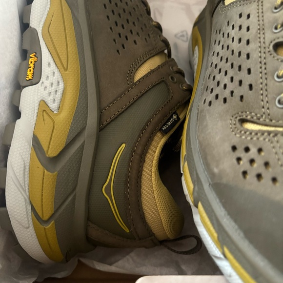 🫒🔥 HOKA ONE ONE TOR ULTRA LOW MENS 9 WMNS 10.5 DS - DARK OLIVE / MERCURY 🫒🔥 - Picture 7 of 11